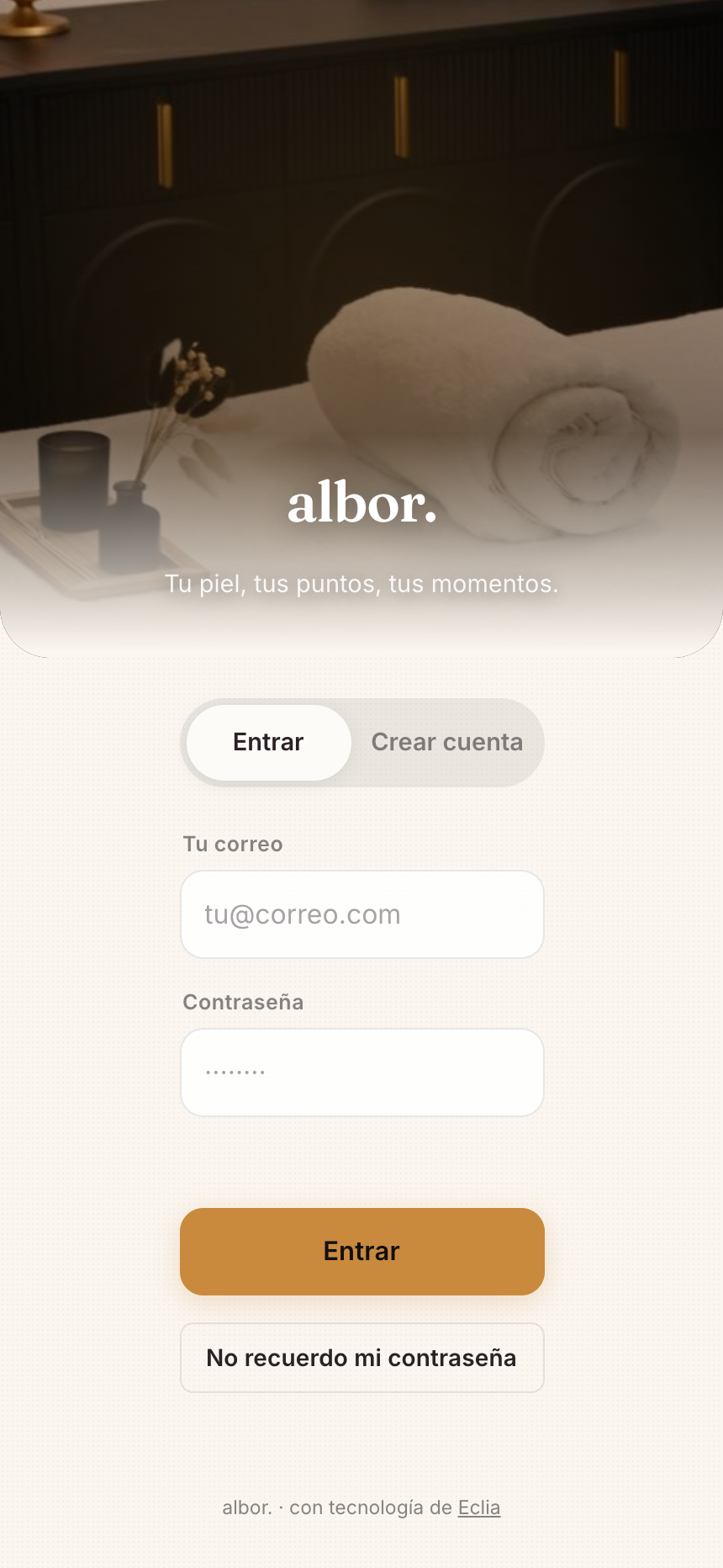 La app de una estética serena: serif de revista, papel con grano, dorado.