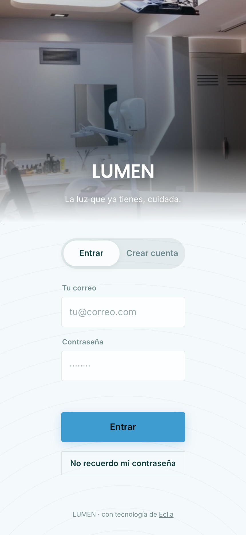 La app de una clínica médico-estética: geométrica, recta, azul clínico.